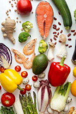 Modern düz beyaz arka plan üzerinde gıda sebze deniz ürünleri farklı tipteki natürmort yatıyordu. Kavram sağlıklı beslenme. Ek yük. 