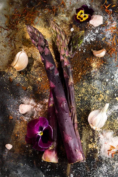 Espárragos Morados Especias Ajo Flor Violeta Sobre Fondo Rústico Vegetariano — Foto de Stock