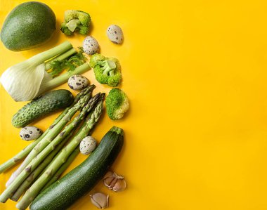 Sağlıklı yemek hazırlama taze organik vegetales. Kavramı üzerinde sarı yeşil. Düz yatıyordu. Yükü. Kopya alanı.