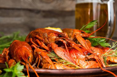 Bira partisi. Bardak bira ile natürmort, kerevit eski ahşap rustik arka planı kerevit. Önden görünüm.