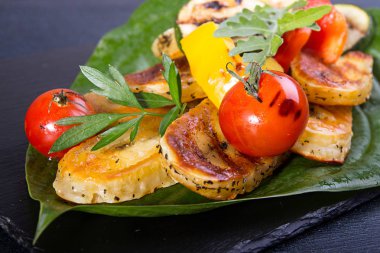 Kızarmış Hellim peynirli ızgara kiraz domates, biber, zuccini ızgara. Lezzetli Aperatif yakın çekim.