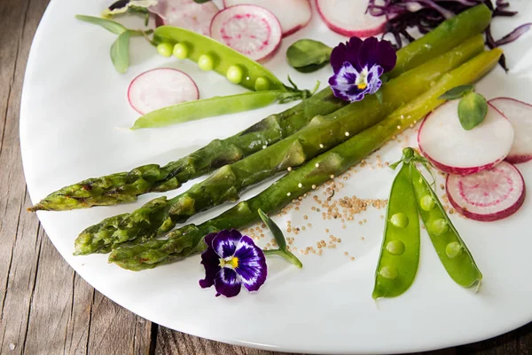 Salat Vom Gegrillten Grünen Spargel Mit Radieschen Und Erbsen Overhead — Stockfoto