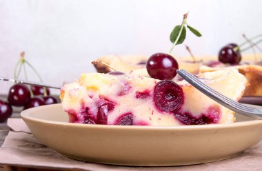 Tatlı kiraz clafouti parçası. Yaz pasta.