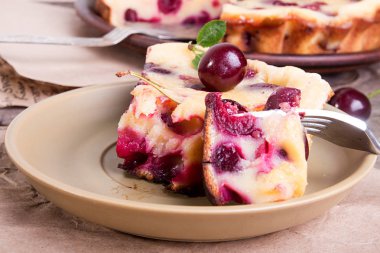 Tatlı kiraz clafouti parçası.