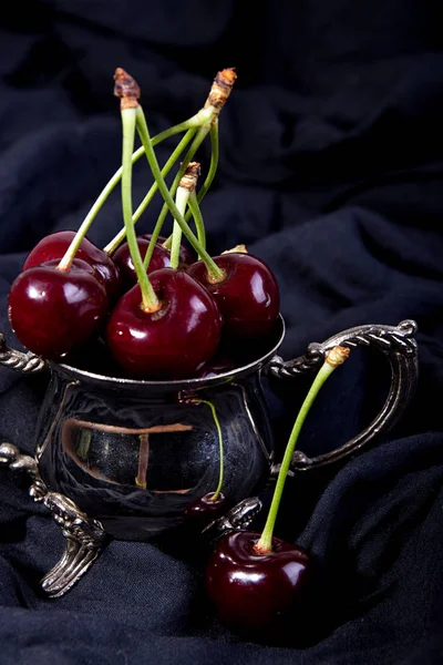 Cerezas Dulces Maduras Tazón Pequeño Metal Sobre Tela Blanda — Foto de Stock