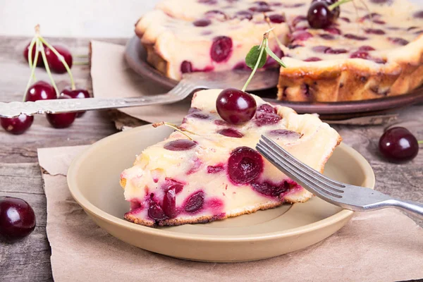 Piece Sweet Cherry Clafouti Summer Pie — Stock Photo, Image