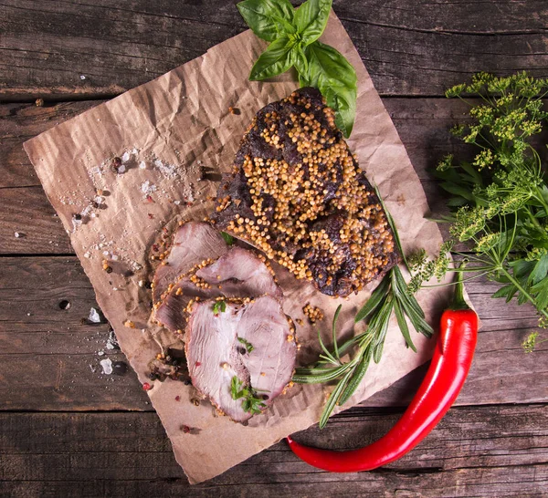 マスタードの穀物の冷煮豚の焼き肉の部分を添えてローズマリー バジル 唐辛子 トップ ビュー — ストック写真