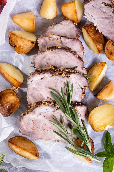 ベークド ポテト 冷煮豚の肉 ローズマリー バジル白い羊皮紙の上 トップ ビュー — ストック写真