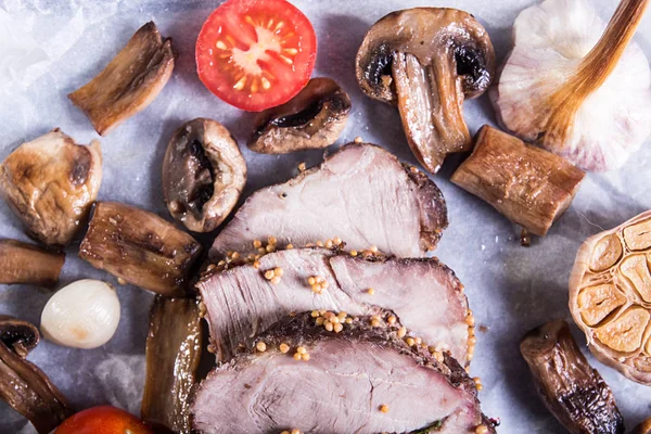 Scheiben Gebratenes Fleisch Kaltgekochtes Schweinefleisch Mit Champignons Knoblauch Und Kirschtomaten — Stockfoto