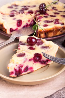 Tatlı kiraz clafouti parçası. Yaz pasta.