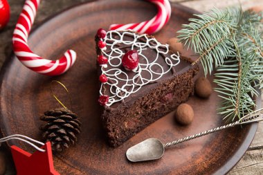 Noel arifesi için tatlı çikolata pasta dilimi.