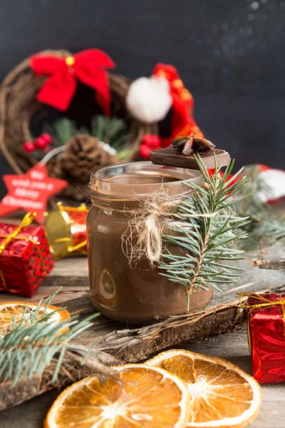 Glas Mit Heißer Schokolade Und Weihnachtsdeko — Stockfoto
