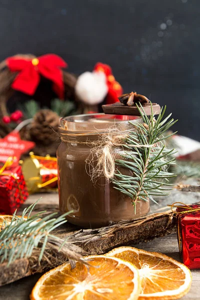 Glas Mit Heißer Schokolade Und Weihnachtsdeko — Stockfoto