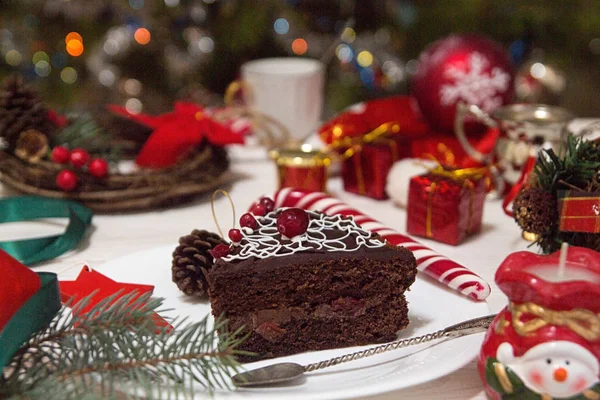 크리스마스 이브에 달콤한 초콜릿 케이크의 슬라이스 — 스톡 사진