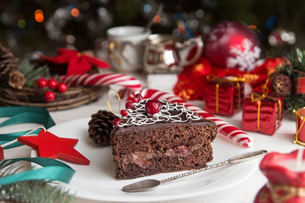 Ein Stück Süßer Schokoladenkuchen Für Heiligabend Weihnachtsdekoration — Stockfoto