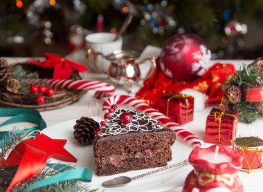 Noel arifesi için tatlı çikolata pasta dilimi. Noel dekorasyon.