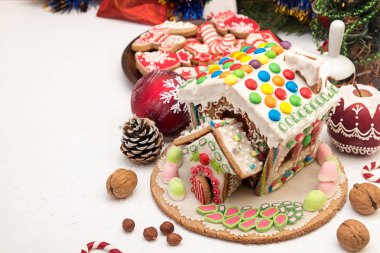 Kurabiye evi. Noel tatil tatlılar. Avrupa Noel tatil gelenekleri. Noel gingerbread house ve tatil dekorasyon. Kopya alanı.