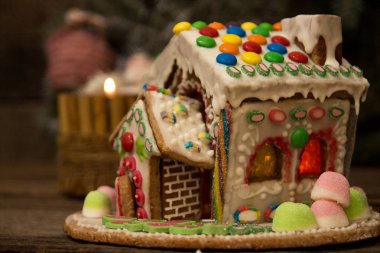 Kurabiye evi. Noel tatil tatlılar. Avrupa Noel tatil gelenekleri. Noel gingerbread house ve tatil dekorasyon.