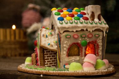 Kurabiye evi. Noel tatil tatlılar. Avrupa Noel tatil gelenekleri. Noel gingerbread house ve tatil dekorasyon.