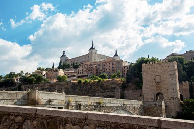 Toledo, Castilla-La Mancha, İspanya. Eski Ortaçağ şehir, sityscape Alcazar de. 