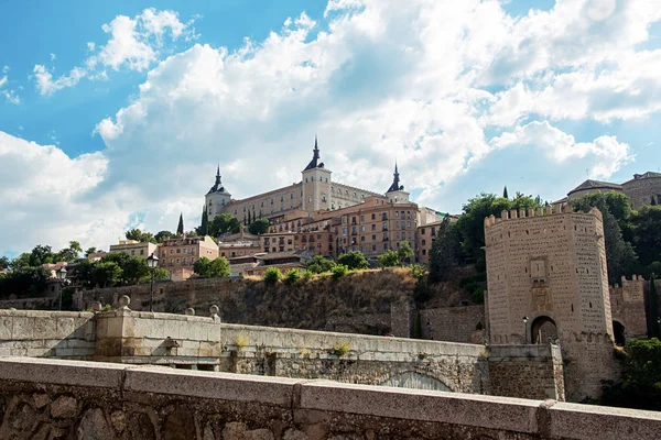 Toledo, Castilla-La Mancha, İspanya. Eski Ortaçağ şehir, sityscape Alcazar de. 