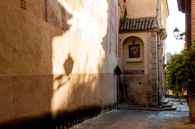 Toledo, Castilla-La Mancha, İspanya. Eski Ortaçağ şehir şehir manzarası. Eski kilise.