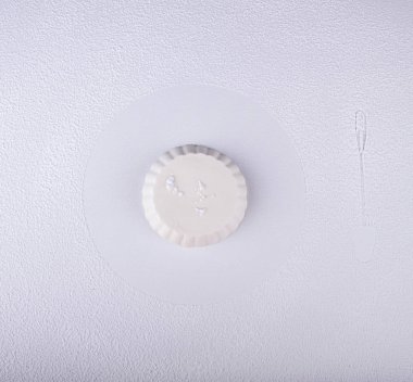 Panna cotta wipped tatlı kaşık izleme beyaz zemin üzerine üzerine krem ve beyaz cocolate. Üstten Görünüm. Yükü. Uzay kopyalayın. Minimalizm tarzı.