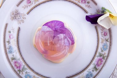 Benzersiz Japon tatlı jöle ve yenilebilir mor çiçekler ile Bavyera krem Havaro. Jelatin sağlıklı beslenme tatlı. Üstten Görünüm. 