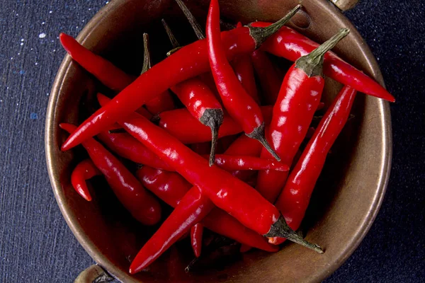 Pimientos Pequeños Espesos Rojos Tazón Cobre Sobre Fondo Oscuro — Foto de Stock