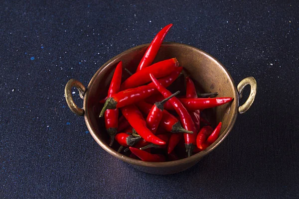 Pimientos Pequeños Espesos Rojos Tazón Cobre Sobre Fondo Oscuro — Foto de Stock