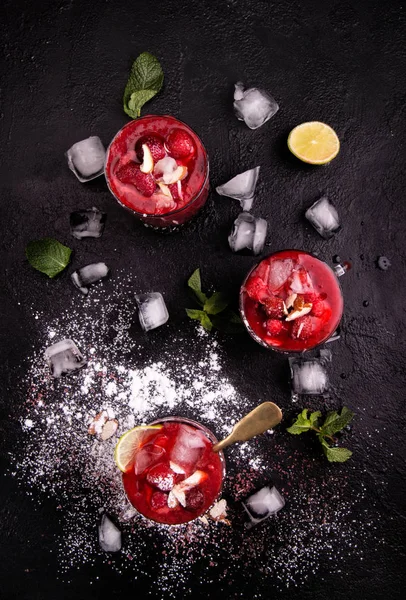 Batido de fresa mezclado con fresas enteras, hielo a — Foto de Stock