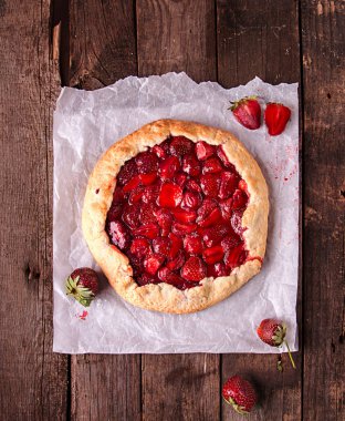 Yaz çilek pasta pasta galette ve pipet ile cooper tabak