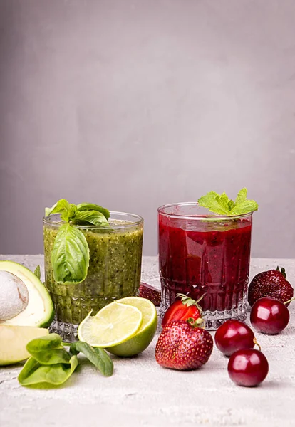 Çilek, tatlı kiraz, avokado, spi yeşil ve kırmızı smoothie