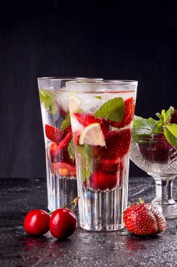 Bardakta yaz çilek tatlı kiraz kokteyl buz soğuk içecek