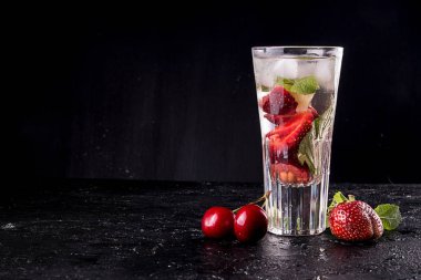 Bardakta yaz çilek tatlı kiraz kokteyl buz soğuk içecek