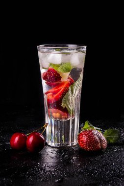Bardakta yaz çilek tatlı kiraz kokteyl buz soğuk içecek