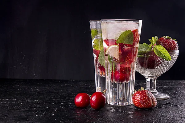 Verano fresa dulce cereza cóctel helado bebida fría en glasse — Foto de Stock