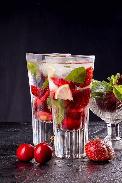 Bardakta yaz çilek tatlı kiraz kokteyl buz soğuk içecek
