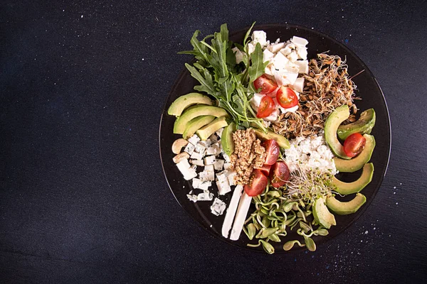Gesunder vegetarischer Salat mit Avocado, Kirschtomaten, Rosenkohl, Aru — Stockfoto