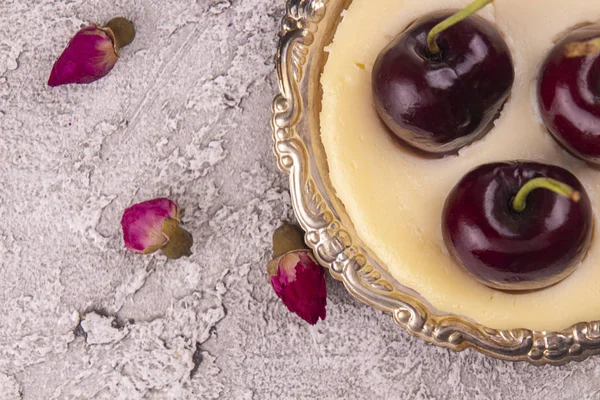Tarta de queso de porción pequeña con cerezas dulces frescas contra de gr — Foto de Stock