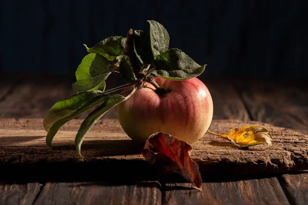 Ahşap arka planda organik doğal elma. — Stok fotoğraf