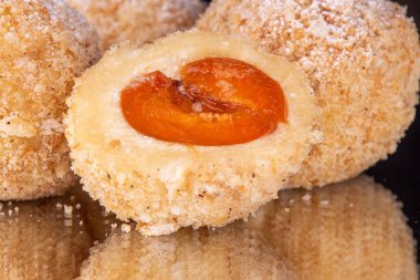 Avusturya ve Çek tatlı tatlı knedles kayısı köfte ile 