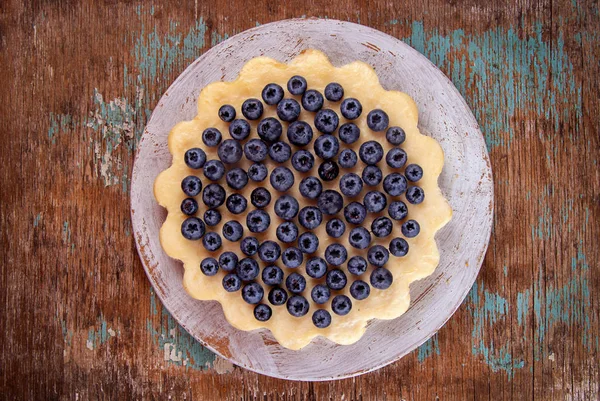 패브릭 위에 블루베리로 장식된 홈메이드 치즈케이크. 맨 위로 — 스톡 사진