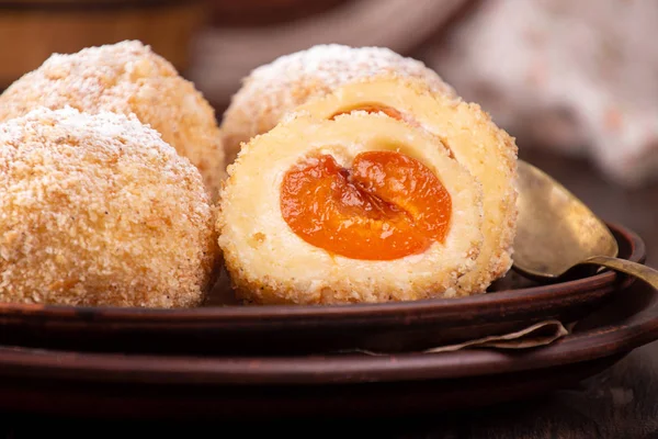 Oostenrijkse en Tsjechische zoete dessert abrikoos dumplings. Gevulde Cotta — Stockfoto
