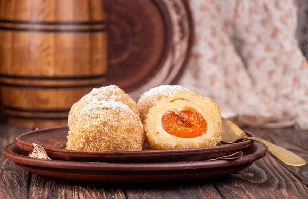 Oostenrijkse en Tsjechische zoete dessert abrikoos dumplings. Gevulde Cotta — Stockfoto