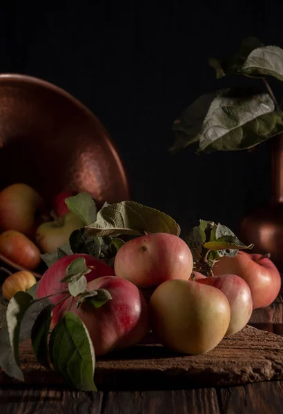 Bodegón clásico con manzanas naturales orgánicas y coo vintage —  Fotos de Stock