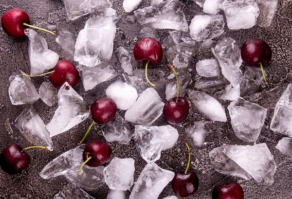 Cerejas doces frescas em gelo lascado — Fotografia de Stock