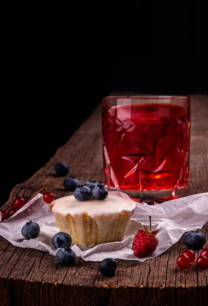 Muffin con bayas baya azul, frambuesa, grosella roja y glaseado — Foto de Stock