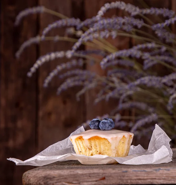 Muffin with bluberry decorated with lavender on rustic old woode — Stock Photo, Image