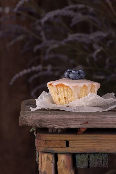 Muffin com mirtilo decorado com lavanda no velho woode rústico — Fotografia de Stock